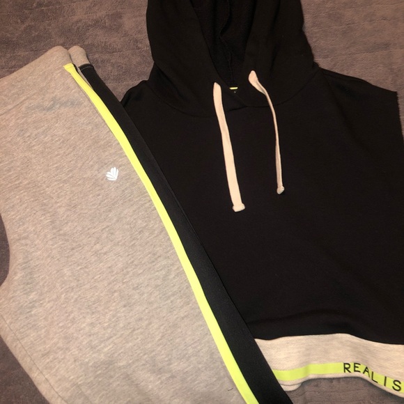 Jogging suit with neon stripe! - Picture 1 of 3